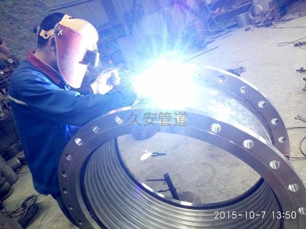 大口徑波紋補(bǔ)償器焊接現(xiàn)場(chǎng)